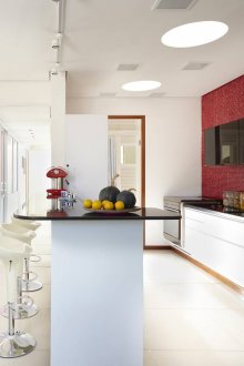 Φωτεινό μπαρ σε μια ευρύχωρη κουζίνα