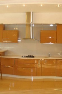 Μπαρ μετρητή σε μια γυαλιστερή κουζίνα