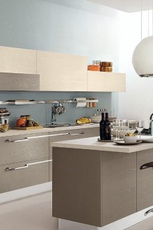 Μπαρ μετρητή και πάγκο στην γκρίζα κουζίνα