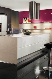 Μεγάλος χώρος εργασίας και μετρητής μπαρ σε ένα