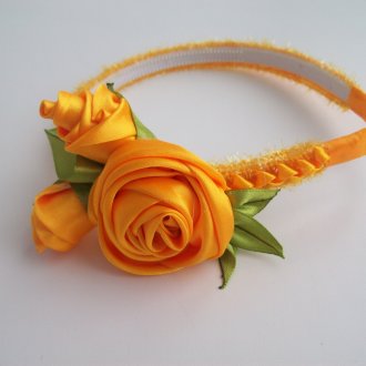 Κορδέλα λουλούδια σε ένα χείλος