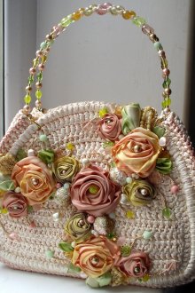 Διακόσμηση μιας τσάντας με τριαντάφυλλα από κορδέλες