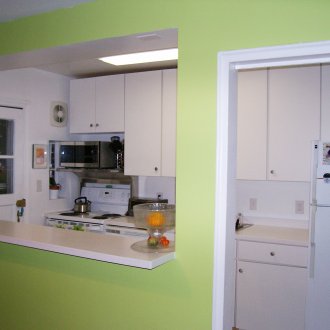 Ένα μπαρ με ένα διαμέρισμα συνδέει την κουζίνα και το σαλόνι