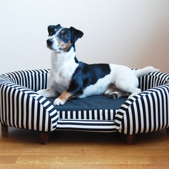 Λευκό κρεβάτι στα πόδια