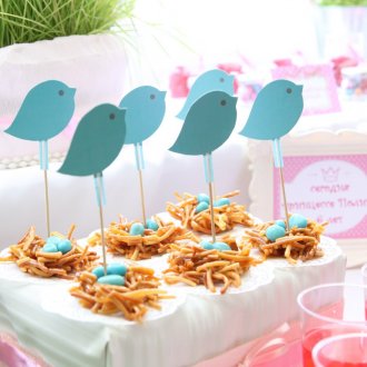 Trang trí bằng giấy trên bàn tiệc tự chọn