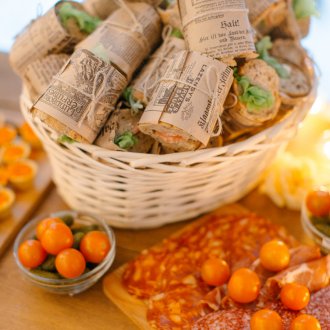 Διακοσμητικό τραπέζι μπουφέ με εφημερίδα