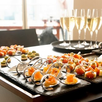 Κάνοντας ορεκτικά στο τραπέζι του μπουφέ