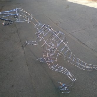 Συρμάτινα γλυπτά δεινοσαύρων