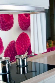 3d ποδιά με σμέουρα στην κουζίνα