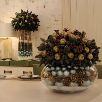 Διακόσμηση σε ένα τραπέζι κώνων