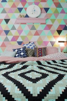 Γεωμετρική ταπετσαρία με ογκομετρική επίδραση στην κρεβατοκάμαρα