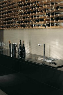 Κομψή κουζίνα με ευρύχωρο ράφι