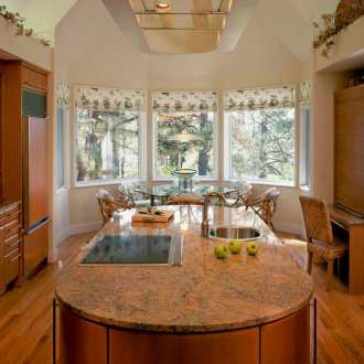 Ρωμαϊκές κουρτίνες σε παράθυρο κουζίνας παραθύρου