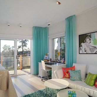 Τυρκουάζ κουρτίνες στον τοίχο