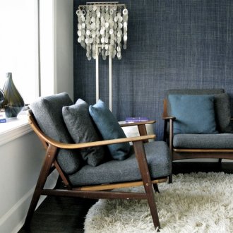 Υφάσματα κάτω από τα τζιν στο τζάκι του καθιστικού