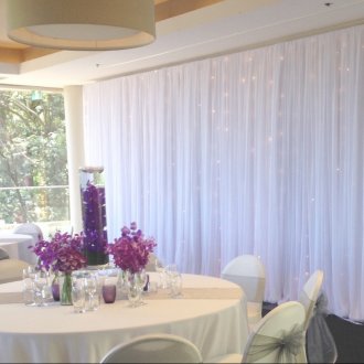 Υφάσματα με γιρλάντα στον τοίχο