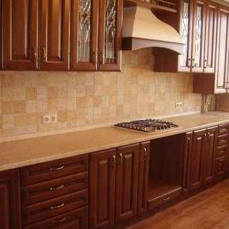 Κομψή ξύλινη πρόσοψη κουζίνας