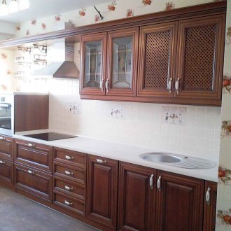 Ξύλινη πρόσοψη κουζίνας με σγουρές λαβές