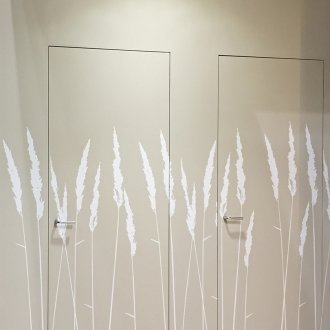 Εντοιχισμένη πόρτα με διακόσμηση