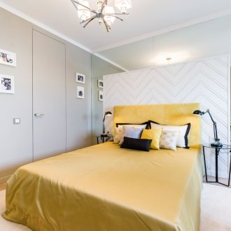 Γκρίζα κρυμμένη πόρτα