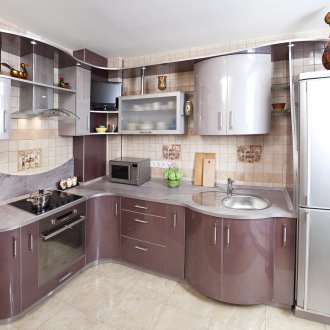 Ασημένια κουζίνα με καμπύλες προσόψεις