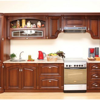 Κουζίνα με καμπύλες ξύλινες προσόψεις