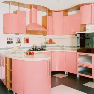 Ροζ αρχική κουζίνα με καμπύλες προσόψεις