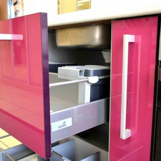 Πλαστική ροζ πρόσοψη κουζίνας