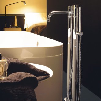 Πορτοκαλί καναπέ σε μεταλλικό πλαίσιο