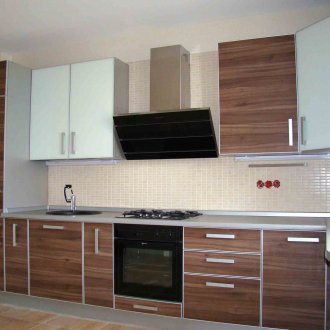 Ξύλινη πρόσοψη κουζίνας με προφίλ αλουμινίου