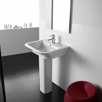 Νιπτήρα στο πάτωμα στο μπάνιο