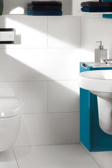 Νιπτήρας με ημι-βάθρα στο μπάνιο