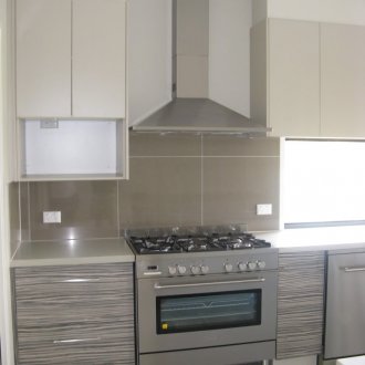 Γκρίζο κεραμίδι από πορσελάνη στην κουζίνα