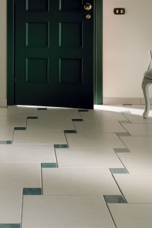 Porselen fliser diagonalt i gangen