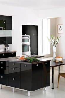 Εντοιχισμένο ψυγείο σε μια γυαλιστερή κουζίνα