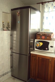 Ψυγείο στη γωνία μιας μικρής κουζίνας