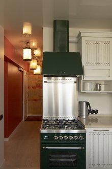 Λευκό ψυγείο στη γωνία της κουζίνας