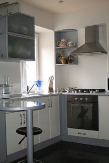 Η γραμμική διάταξη του ψυγείου στη γκρίζα κουζίνα