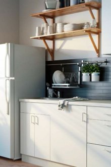 Μικρό ψυγείο στη γωνία της κουζίνας