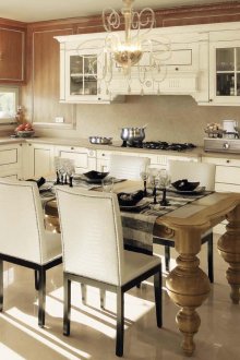 Εντοιχισμένο ψυγείο στην κουζίνα με τραπεζαρία