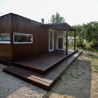 Ξύλινο σπίτι με δοχεία