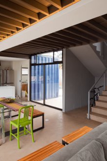 Πολυώροφο σπίτι με δοχεία