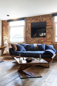 Καθιστικό με ξύλινα έπιπλα σε σοφίτα.