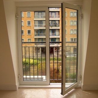 Πλαστική πόρτα στο μπαλκόνι