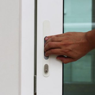 Συρόμενη πλαστική πόρτα