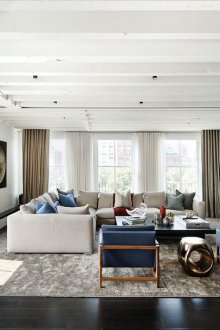 Ευρύχωρο, φωτεινό σαλόνι σε στυλ σοφίτα