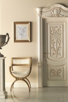 Κλασσική πόρτα με σκαλιστές πλατφόρμες