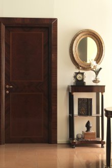 Κλασική πόρτα από ροζ ξύλο