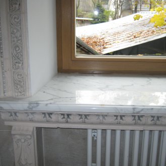 Λευκό μαρμάρινο περβάζι παραθύρου