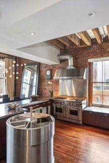 Μοντέρνα κουζίνα σε συνδυασμό με τραπεζαρία σε στιλ σοφίτας